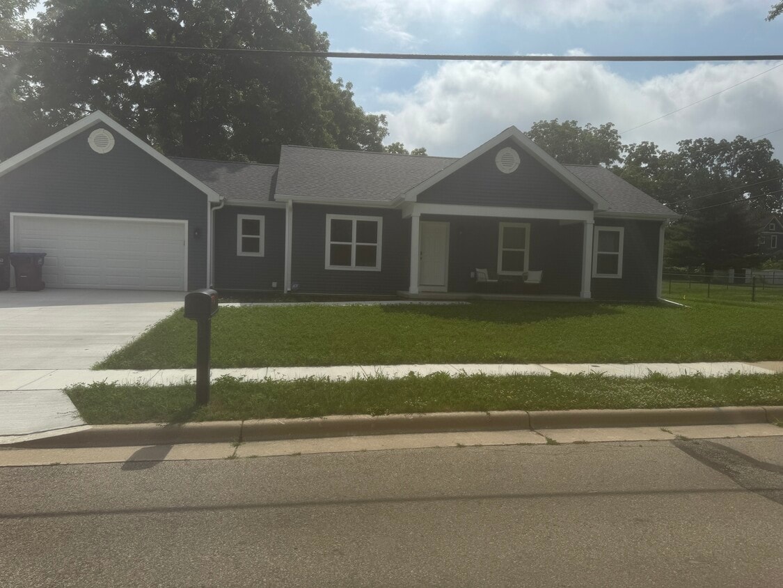 Front yard - 102 S Prairie Ave