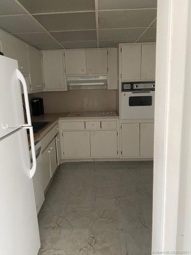 Building Photo - 400 Kings Point Dr