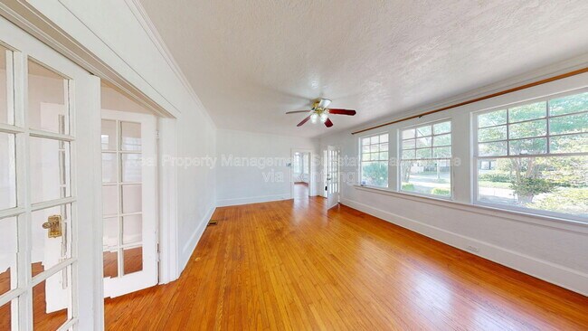 Foto del edificio - 231 W 10th St