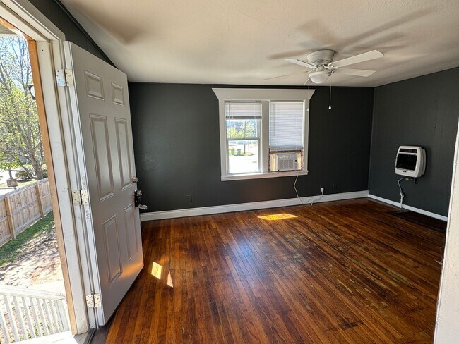 Building Photo - 408 W Grove Ave