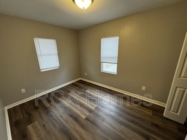 Foto del edificio - 3747 E Market St