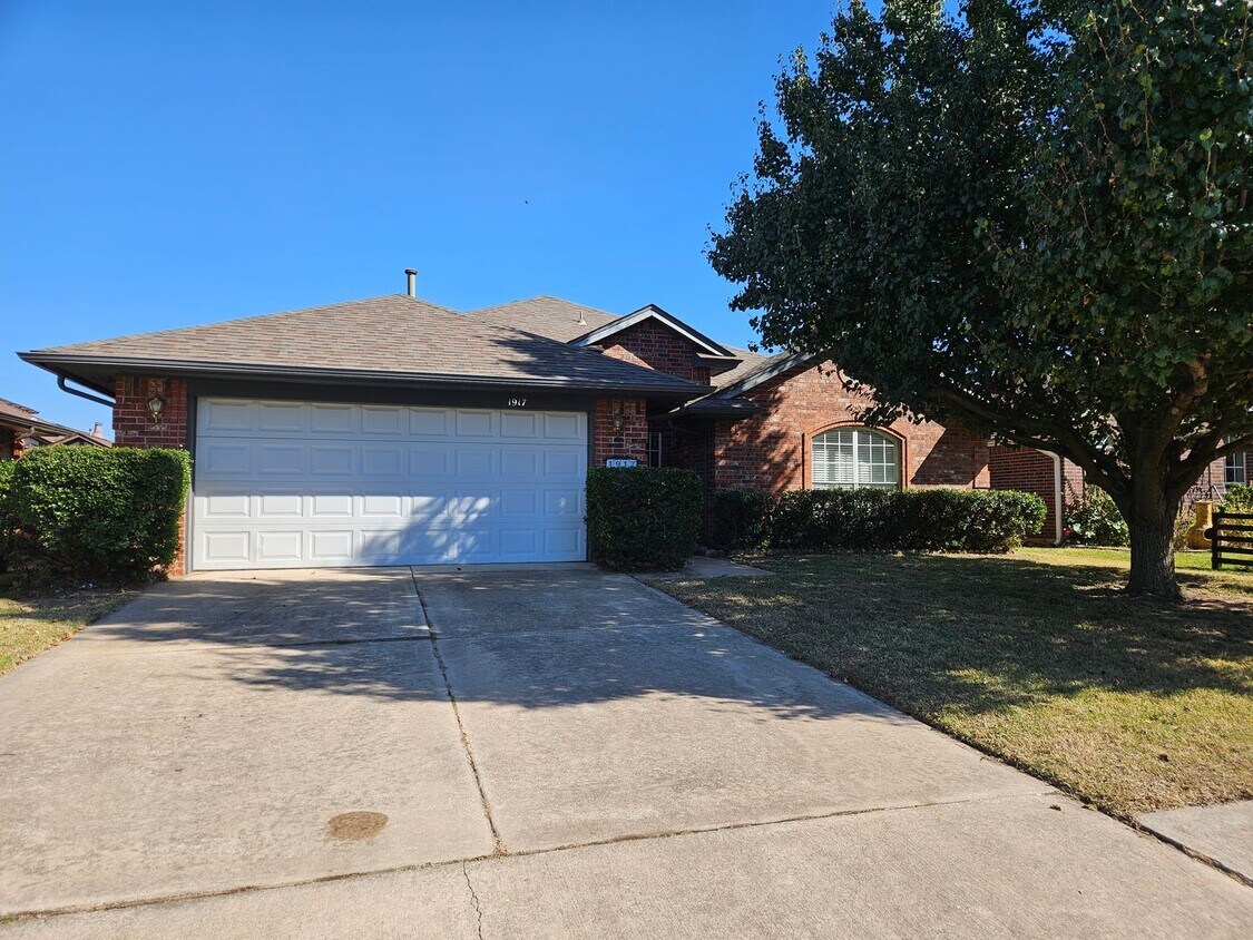 Primary Photo - (3) Bed/(2) Bath in West Norman! Avail NOW!