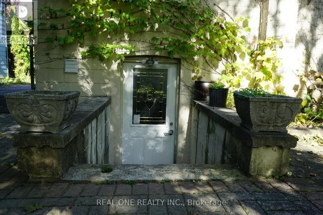 Building Photo - 215 Poyntz Ave