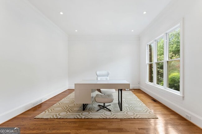 Foto del edificio - 5170 Deerlake Dr