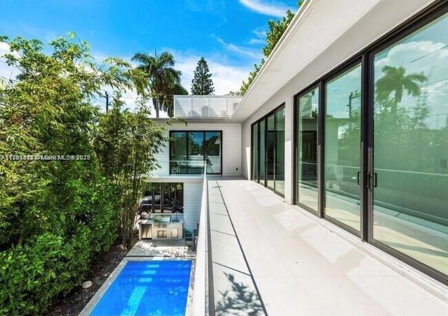 Building Photo - 2140 S Miami Ave