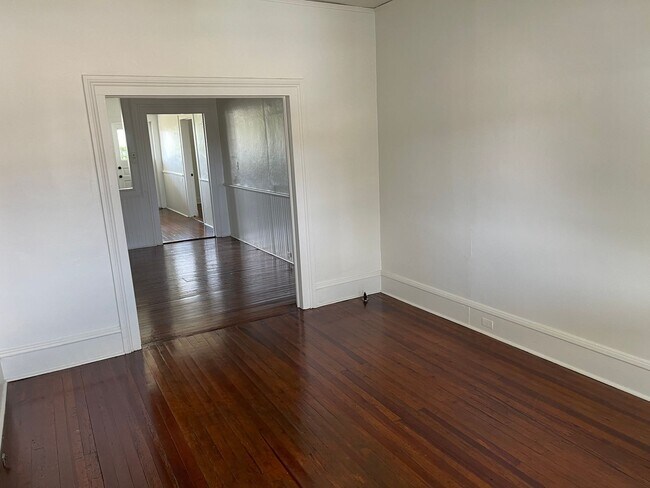 Foto del edificio - Newly renovated triplex in the Heart of do...
