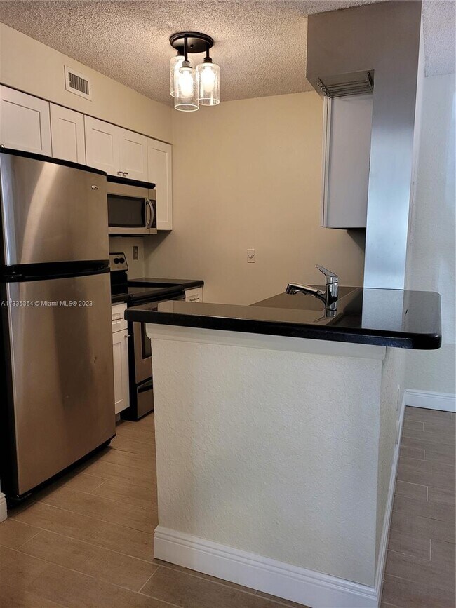 2861 N Oakland Forest Dr Unit 101, Oakland Park, FL 33309 Condo for