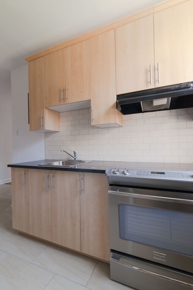 Building Photo - 4715 Chem. Queen Mary