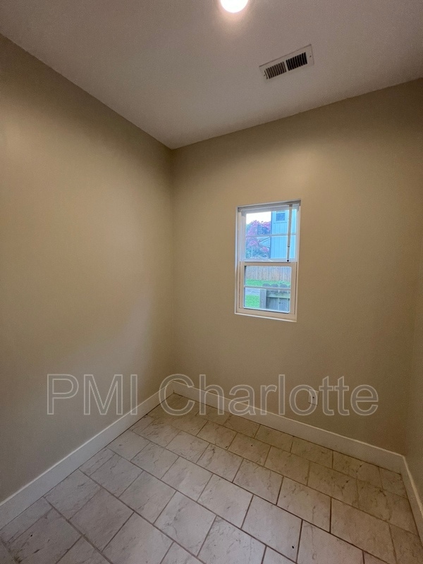 Building Photo - 1106 N Alexander St