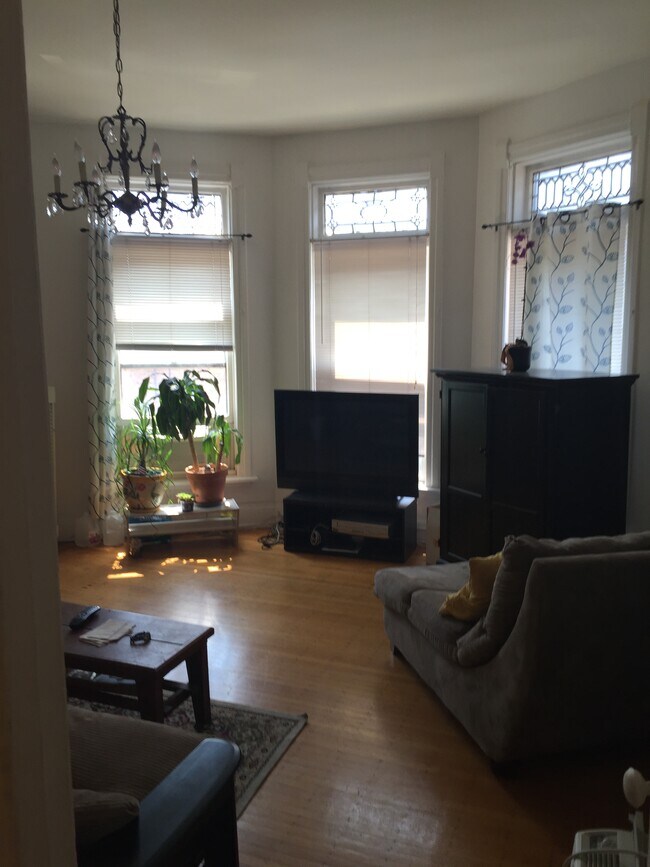Family/Living room - 456 W St James Pl