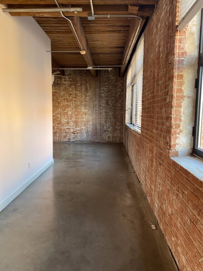 Building Photo - 509 Elm St