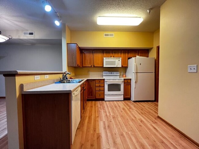 Building Photo - $1300 | 2 Bedroom, 2 Bathroom 2nd Floor Co...