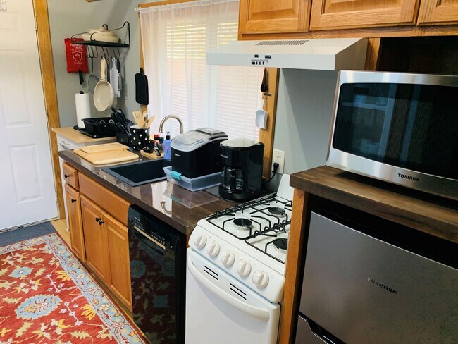 Foto del edificio - Rare Furnished Dream Studio in Langley wit...