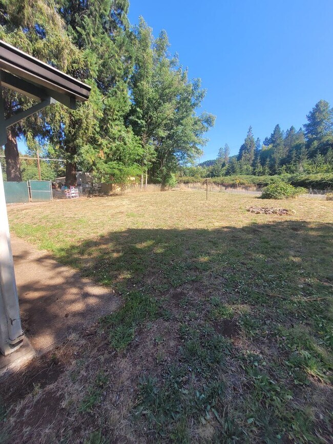 Foto del edificio - 3BD, 1BA Single Level home with large,  fe...