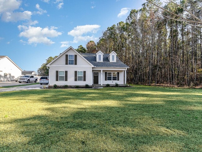 Building Photo - 4 Bedroom 3 Full Bathroom Single Family Ho...