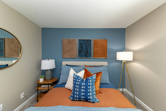 Cozy bedroom with carpet - Post Oak