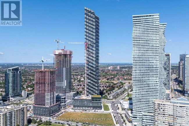 Building Photo - 448 Burnhamthorpe Rd W