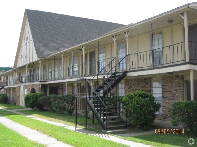 Building Photo - Victoria Manor