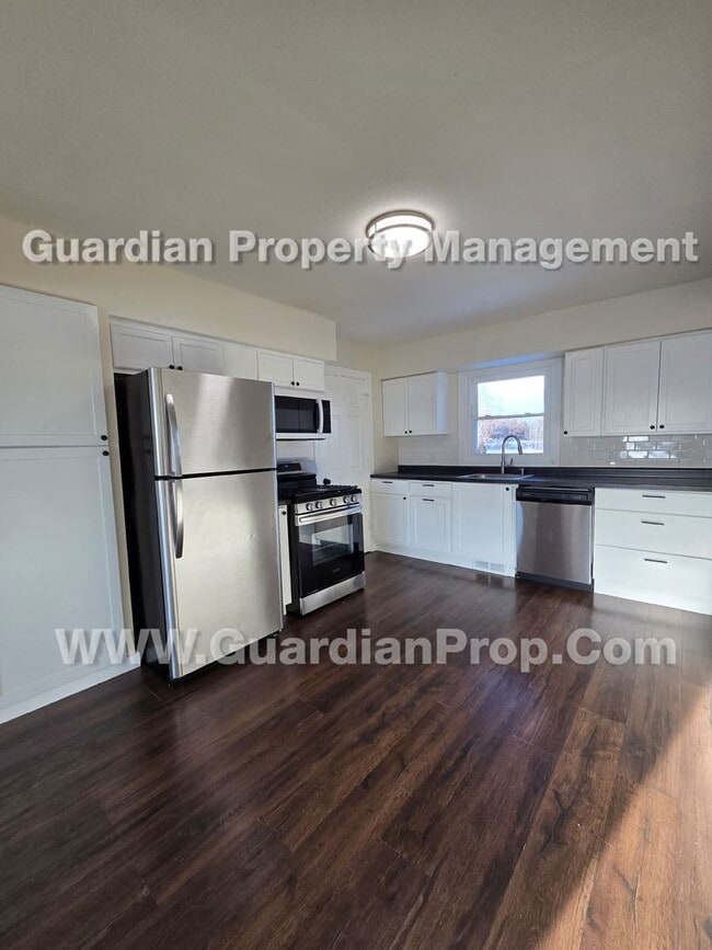 Building Photo - duplex unit available now! LVP flooring throughout, independent living areas each W/ full kitchen...