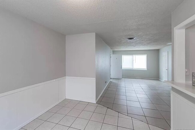 Building Photo - 1114 E 64th St
