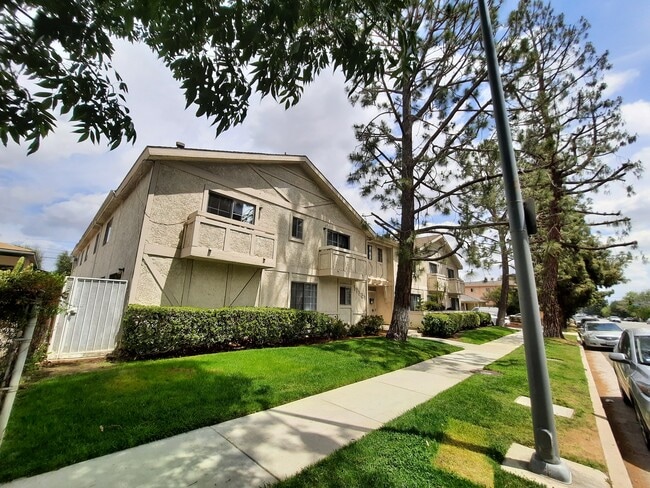 Building Photo - 17331 Chatsworth St