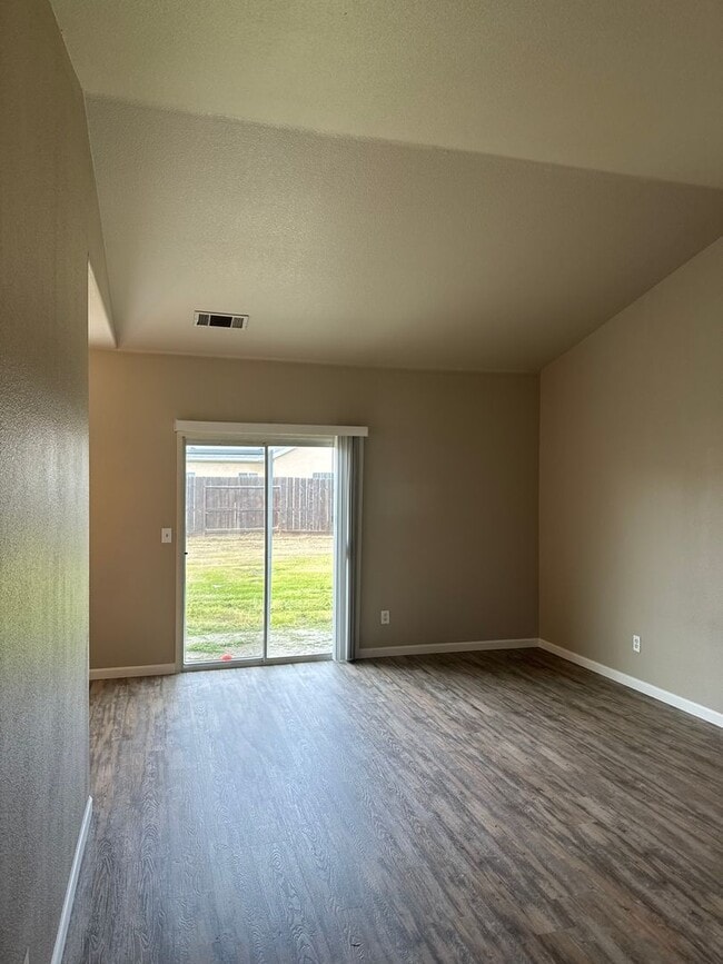 Foto del edificio - Available Soon!