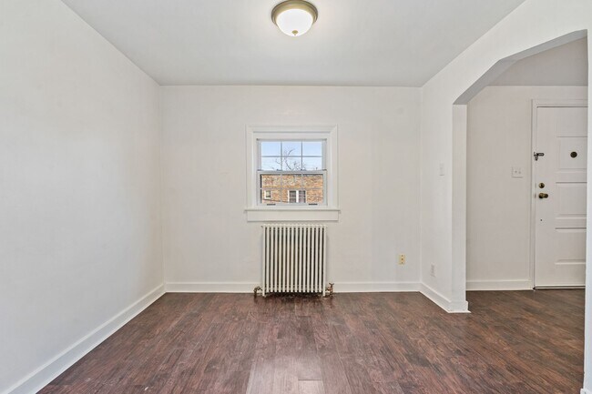 Building Photo - Renovated 2 Bedroom in Greenfield!