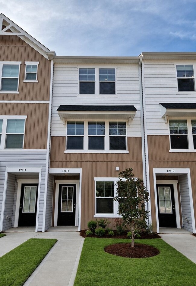 Building Photo - 1211 Briarhill Rd