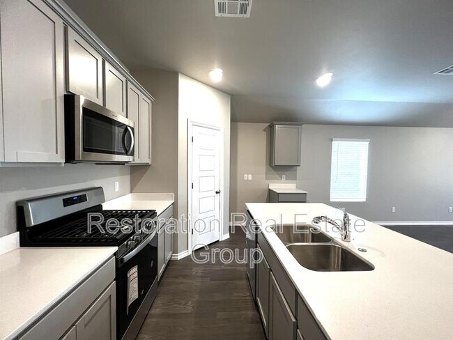 Building Photo - 2717 Dennis Dr