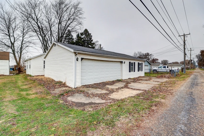 Building Photo - Spacious Family Home Near Schools and Parks in Rock Falls