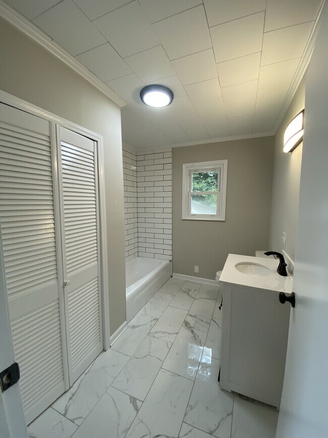 Building Photo - 237 Scruggs St