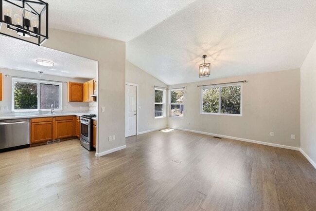 Foto del edificio - Updated 3 bedroom home with garage