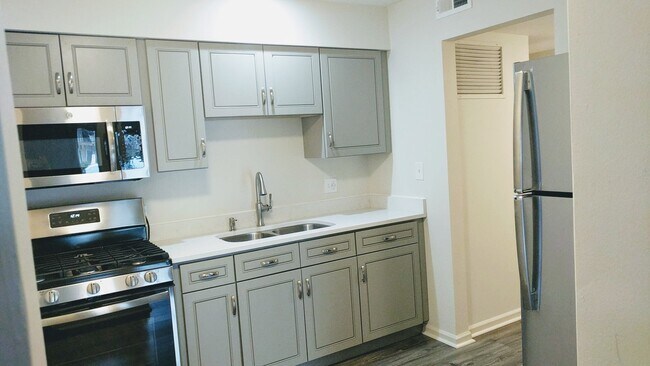 Building Photo - 5400 Carriageway Dr