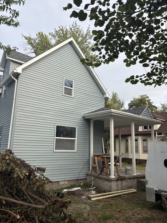 Building Photo - 402 S 2nd St
