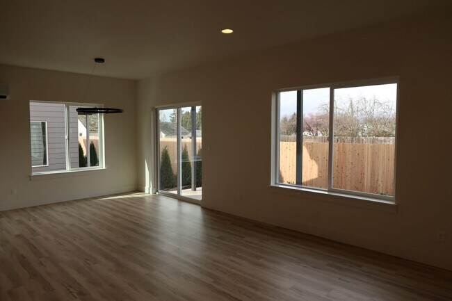 Foto del edificio - Seven Oaks Luxury Duplexes - New, Light, Bright, and Spacious!!