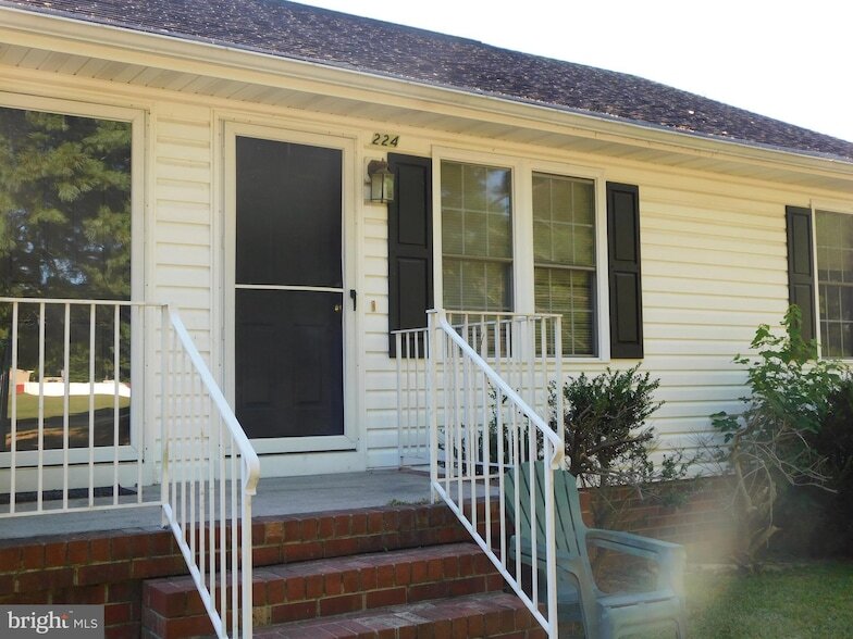 Primary Photo - 224 W Broaddus Ave
