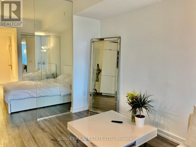 Building Photo - 77 Shuter St