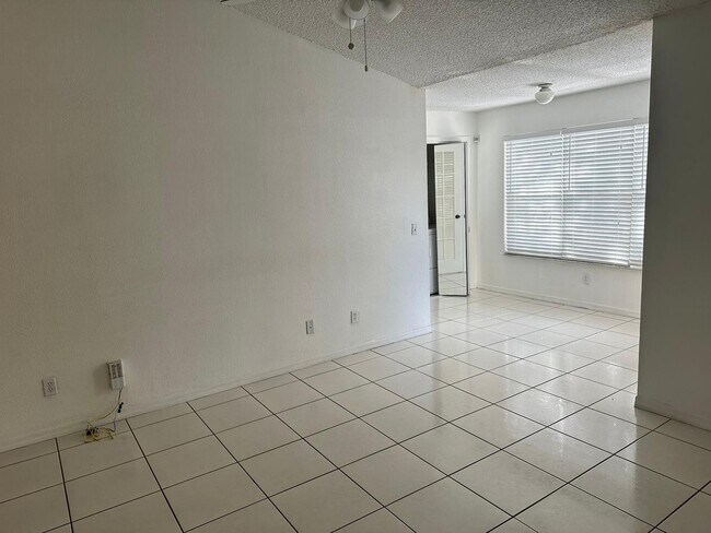 Foto del edificio - Venetian Place Condominium