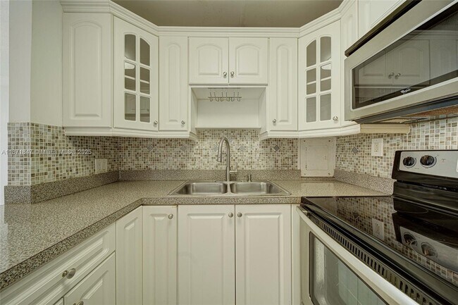 Building Photo - 10400 SW 108th Ave