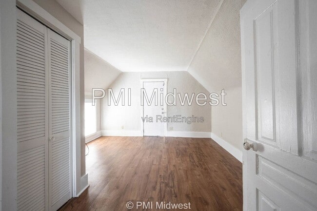 Building Photo - 831 S Webster St