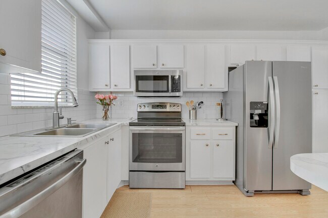 Foto del edificio - 100 Paradise Harbour Blvd