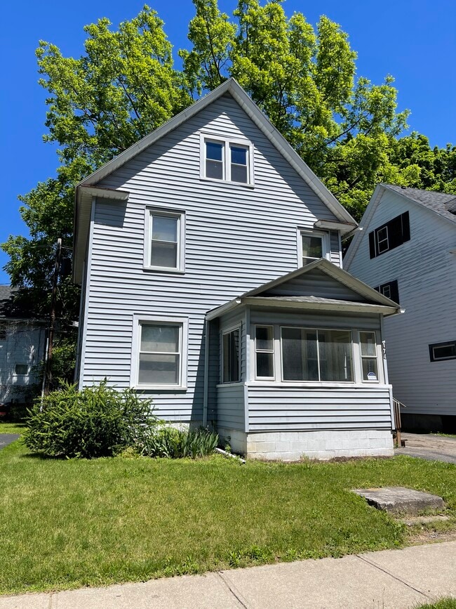Building Photo - 174 Barton St