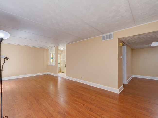 Building Photo - 715 Whalom Ln