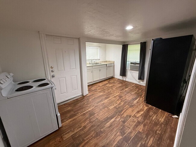 Foto del edificio - Charming 1-Bedroom Apartment with Hardwood Floors Near Downtown San Antonio