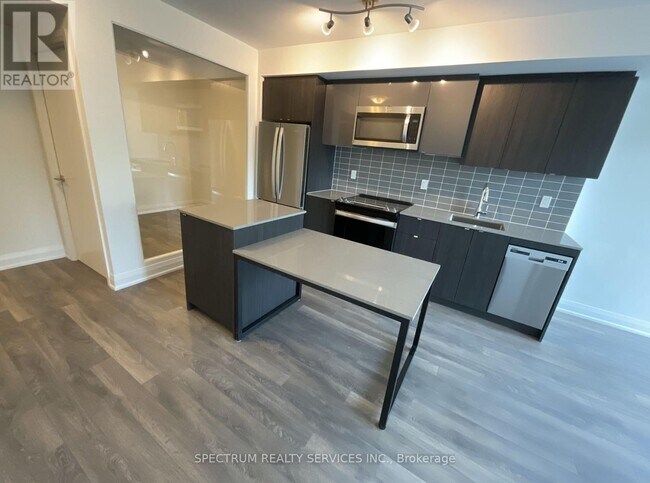 Photo du bâtiment - 1461 Lawrence Ave W