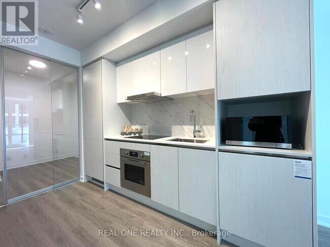 Photo du bâtiment - 180 Front St E