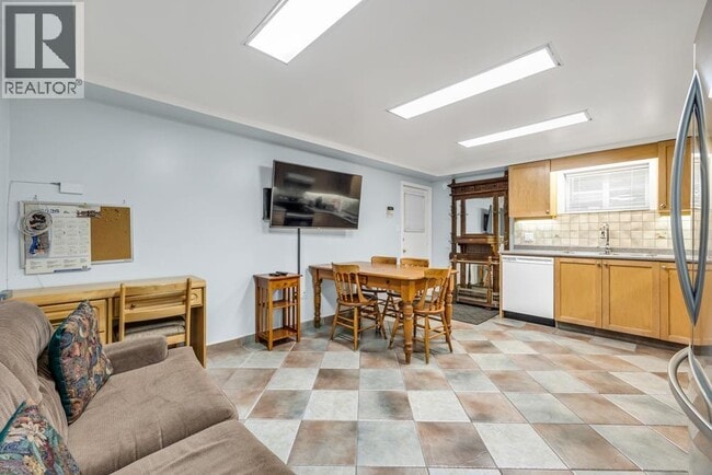 Building Photo - 556 Kaslo St