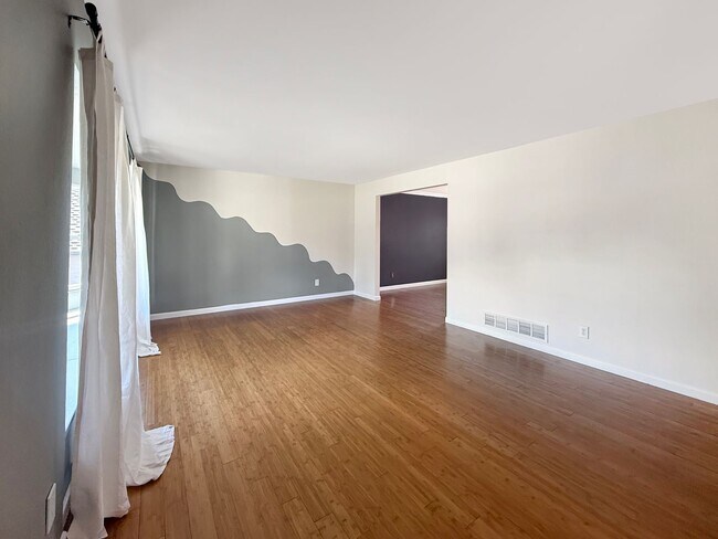 Foto del edificio - $0 DEPOSIT OPTION. SPACIOUS 4-BEDROOM CENT...