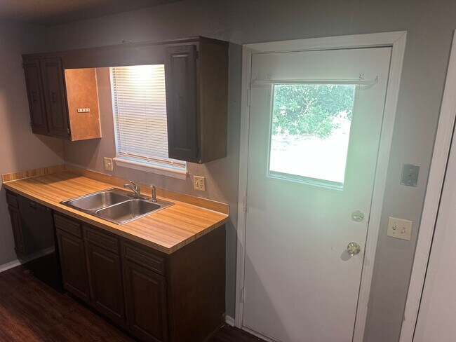 Foto del edificio - 2-Bedroom, 1-Bathroom Unit @ Rolling Oaks 4-Plex - Water Bill Included