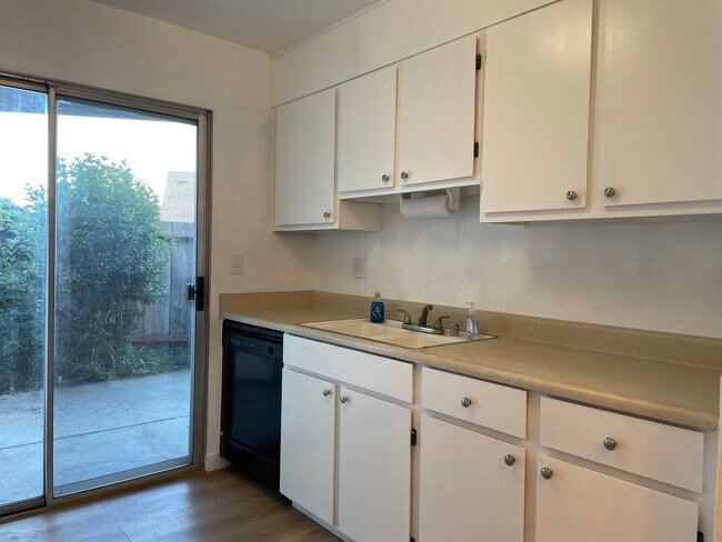 Foto del edificio - 894 Lewelling Blvd